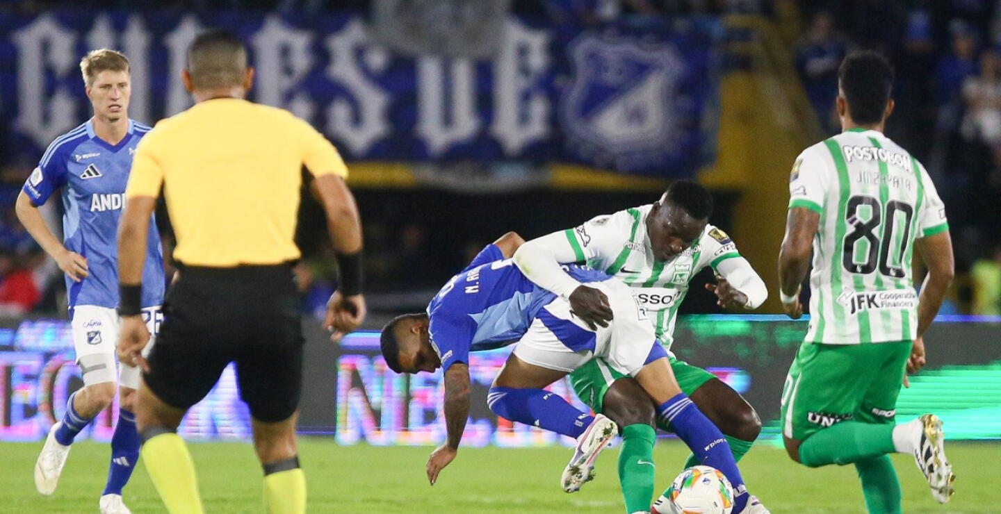 Acción de juego entre Millonarios y Nacional en El Campín por cuadrangulares. 