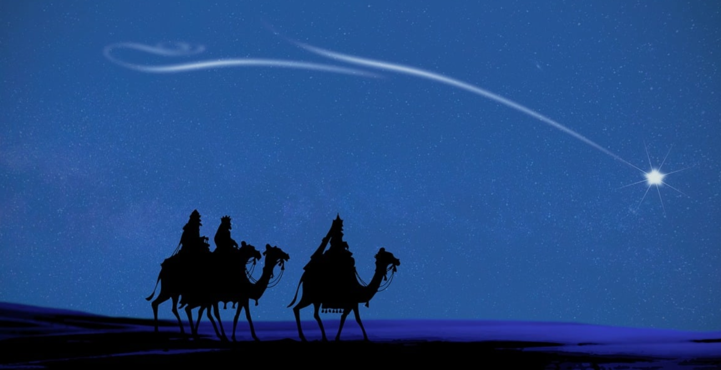 Los Reyes Magos, llegaron con regalos al niño Jesús con oro, el metal de los reyes; incienso, la ofrenda de los dioses; y mirra, como anuncio de sus futuros padecimientos.