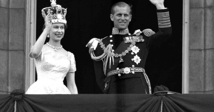 1953. Tras su coronación saludando al pueblo junto a su esposo, el príncipe Felipe.