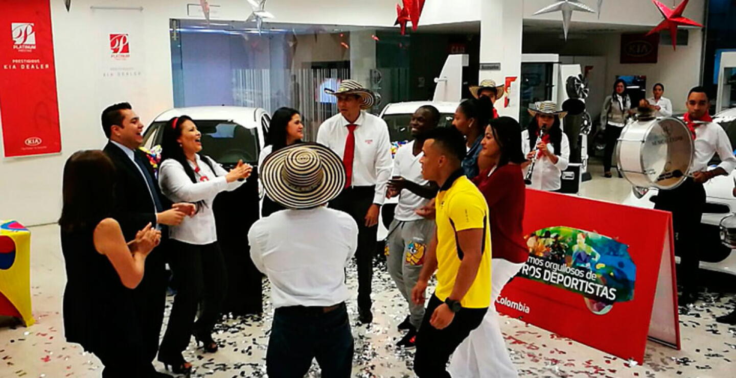 Tras recibir las llaves de sus nuevos autos, Yuri Alvear, Óscar Figueroa, Mauricio Valencia, Luis Fernando Lucumí y Luis Javier Mosquera disfrutaron de un festejo y agradecieron este detalle al ritmo de la música.