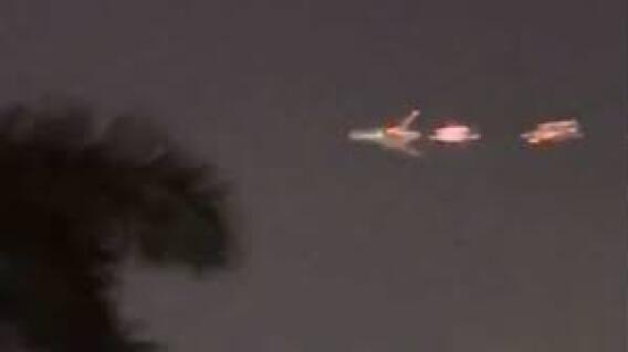 Avión envuelto en llamas en pleno vuelo Avión envuelto en llamas en pleno vuelo