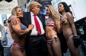 Un falso Donald Trump apareció junto a varias jóvenes en bikini delante de la Trump Tower.