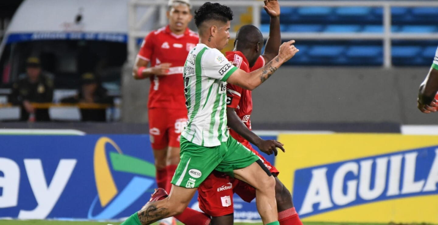 Acción de juego entre América y Atlético Nacional por la Copa BetPlay.