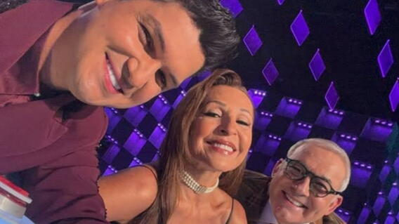 Elder Dayán junto a Amparo Grisales y César Escola en el set del programa Yo Me Llamo