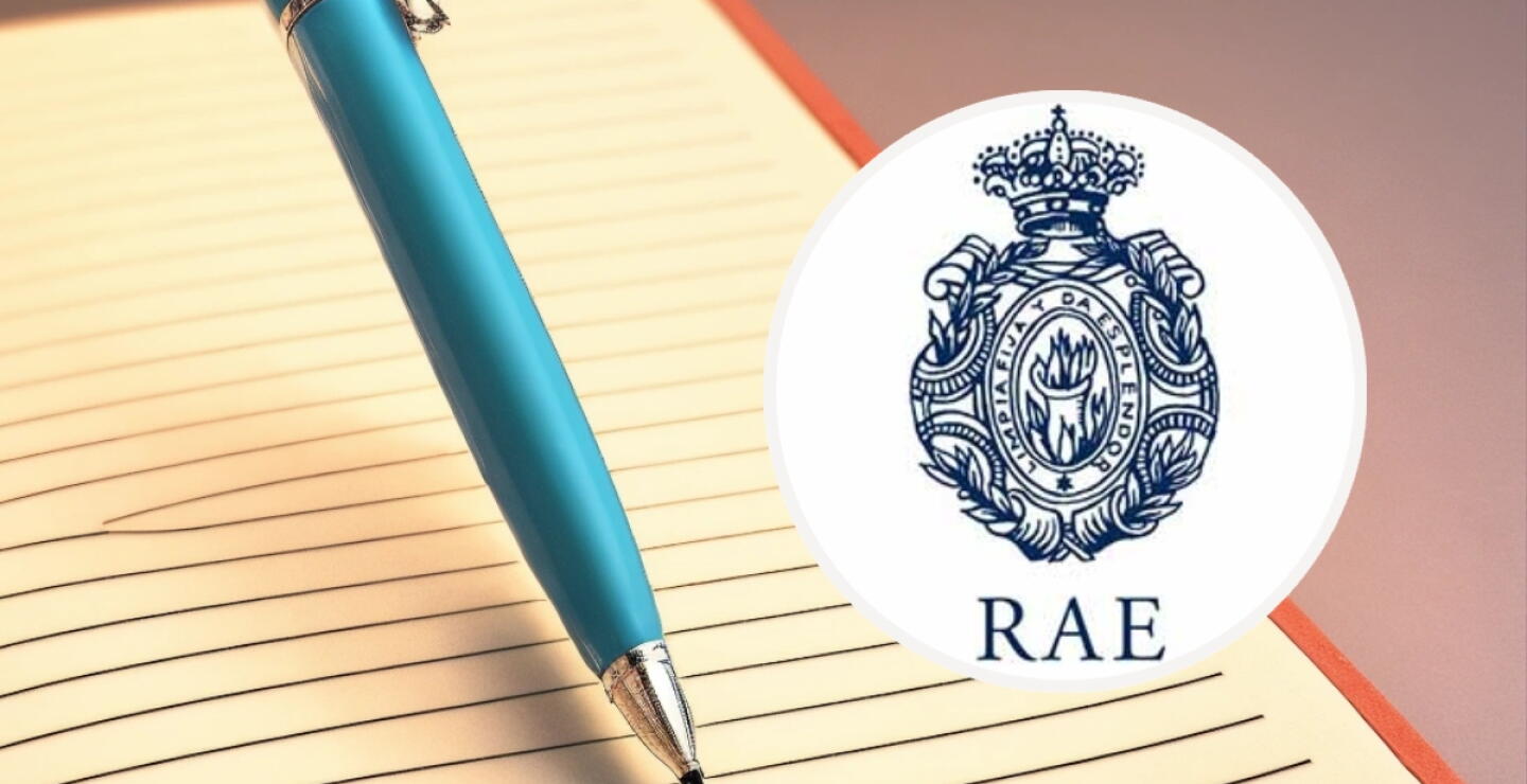 Un esfero junto al logo de la RAE. 