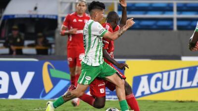 Acción de juego entre América y Atlético Nacional por la Copa BetPlay.