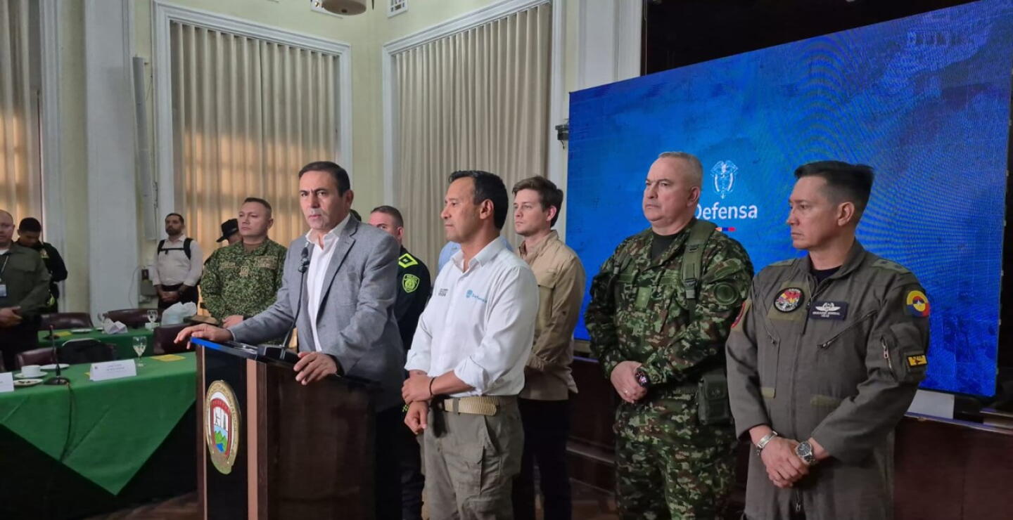 Ministro de Defensa y Autoridades de Santander.jpg