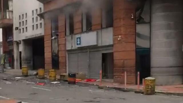 Varias explosiones se presentaron en edificio donde opera la Fiscalía en el centro de Cali Varias explosiones se presentaron en edificio donde opera la Fiscalía en el centro de Cali