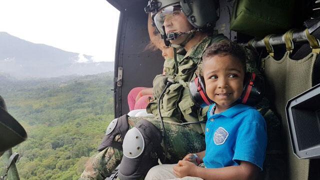 En helicóptero, Ejército puso a volar nuevamente los sueños de niño de 5 años en Mocoa