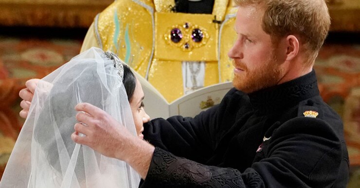 El nuevo duque de Sussex retiró del rostro de Markle el velo bordado con las principales flores de los países del Commonwealth