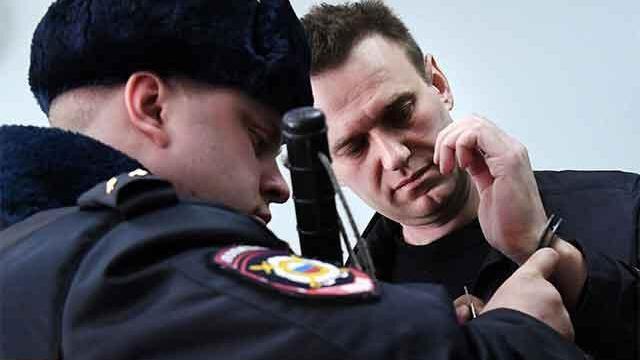 Detienen a opositor ruso antes de iniciar marcha anticorrupción contra Putin