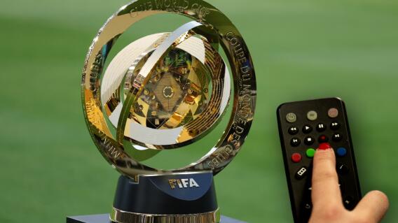 Trofeo del Mundial de Clubes y control de tv.jpg Trofeo del Mundial de Clubes y control de tv.jpg