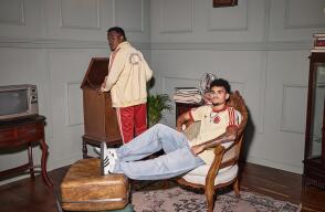 Luis Díaz y Jhon Arias posan con la camiseta retro de la Selección Colombia.