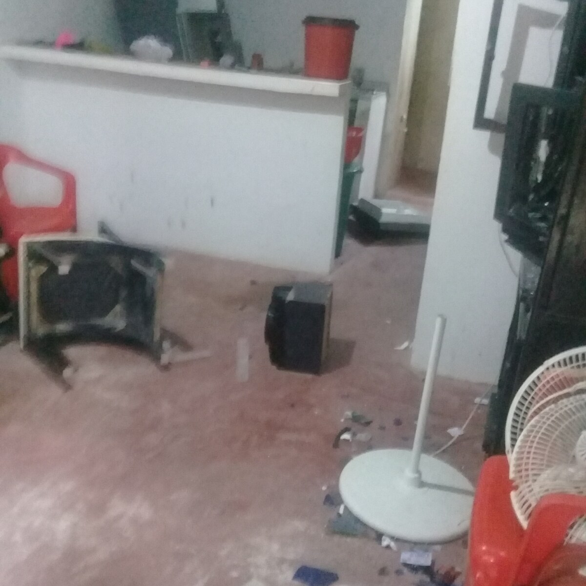 Destrozos en casa de mujer víctima de agresión.