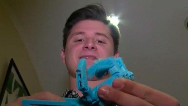 “Te doy una mano”: joven de 18 años hace y regala prótesis 3D a quienes las necesitan