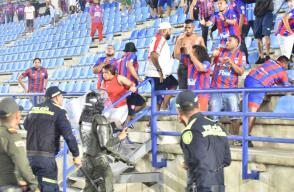Hinchas en el estadio Sierre Nevada de Santa Marta.