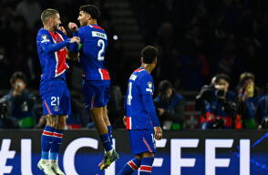 Jugadores del PSG y un festejo de gol contra Barcelona en el Parque de los Príncipes por la Champions League. 