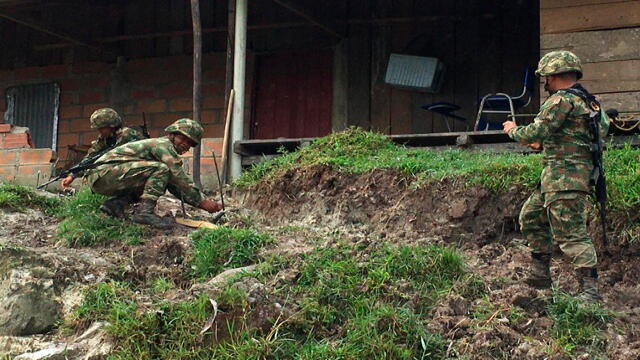 Ejército reporta combates con guerrilleros del ELN en la vía que comunica a Medellín con Quibdó