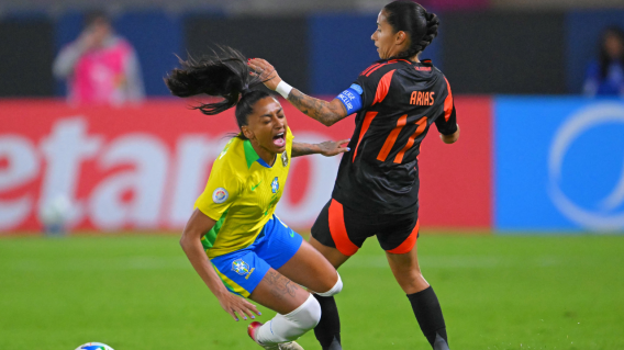 Acción de juego en el duelo entre la Selección Colombia femenina vs. Brasil, por Copa América.