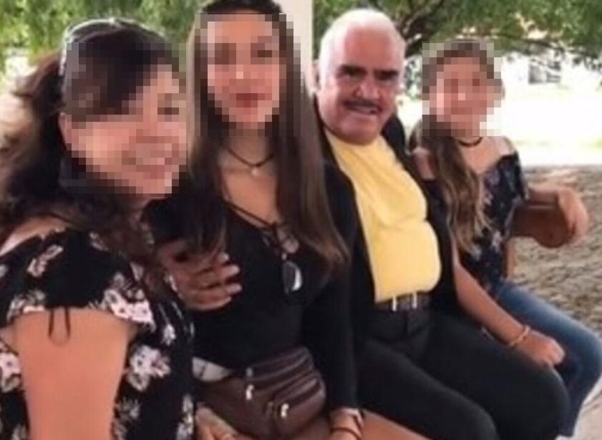 vicente fernandez toca el pecho de fanatica.jpg