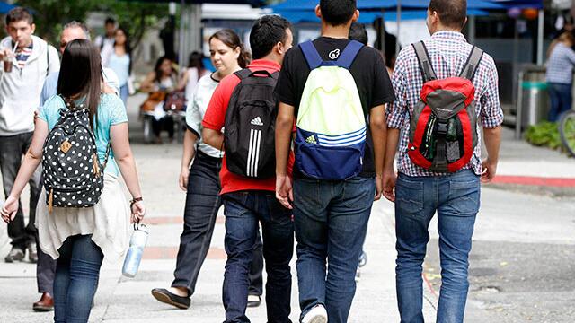 Pagarles el 75% del salario mínimo a recién egresados: polémica propuesta de ANIF