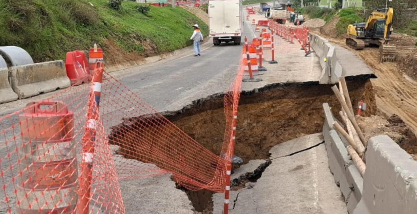Crater en la vía Girardot - Bogotá km 94.