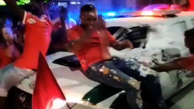 No se salvó: así acabó patrulla de la Policía en eufórica celebración de hinchas de América de Cali