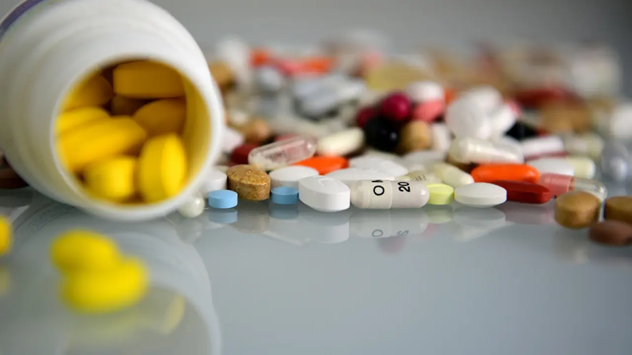 EPS Sanitas delegó como gestor farmacéutico a empresa cuestionada por presidente Petro - BluRadio