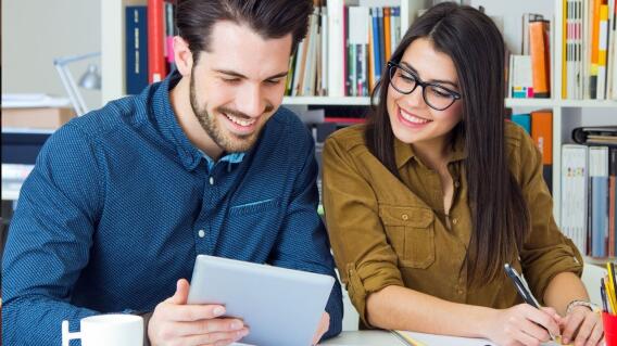 Dan becas a profesores