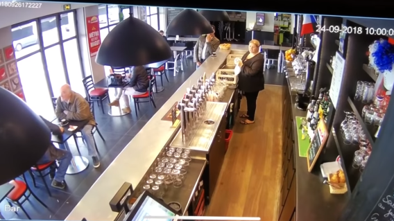 316783_Blu Radio/ Cafetería donde ingresó el caballo en Francia. Foto: Tomada de video