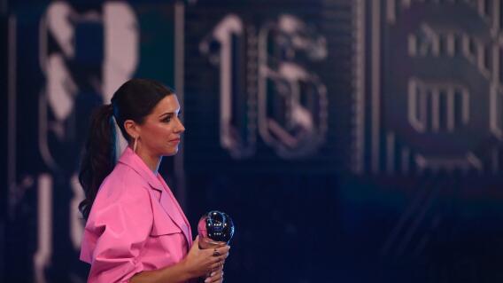 Alex Morgan recibiendo el premio The Best por integrar el mejor onceno femenino del 2022. Alex Morgan recibiendo el premio The Best por integrar el mejor onceno femenino del 2022.