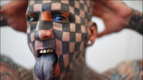 Hombre se vuelve viral por tener cuadros negros tatuados en todo el cuerpo. Hombre se vuelve viral por tener cuadros negros tatuados en todo el cuerpo.