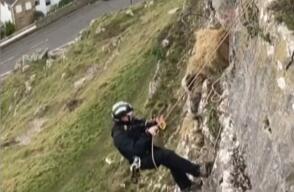 En cámara quedó captado el arriesgado rescate de una cabra en un peñasco