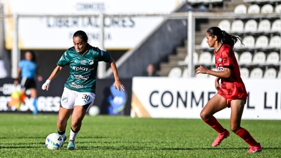 Acción de juego entre Deportivo Cali y Libertad en la Copa Libertadores femenina 2025.