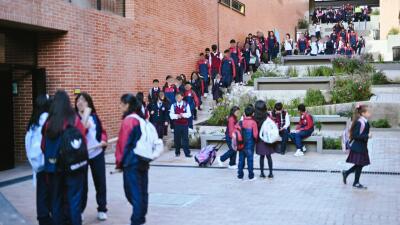 Proyecto de Ley busca hacer que estudiantes dejen de madrugar