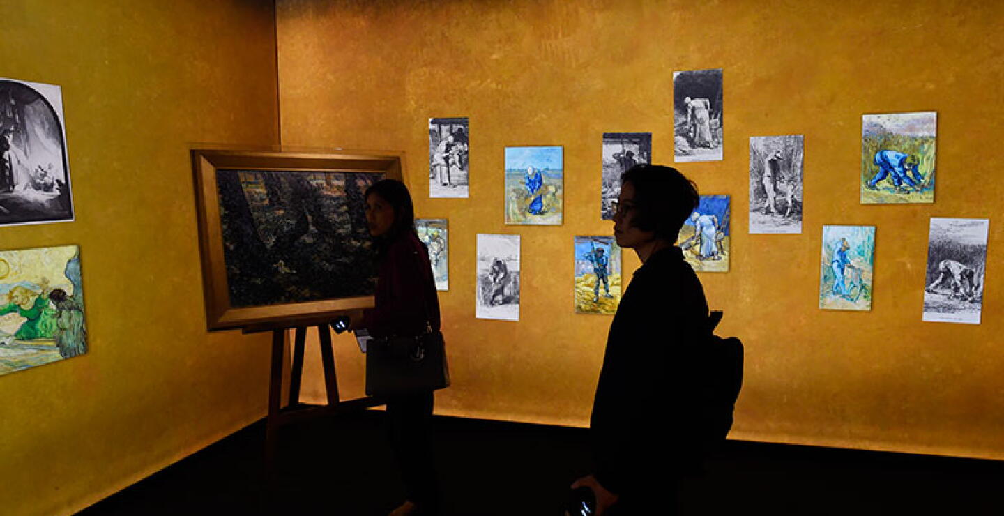 "Este cuaderno solo lo han visto sus propietarios, yo y el editor", confió Bernard Comment, responsable de la publicación de la obra, titulada "Vincent Van Gogh, la niebla de Arles, el cuaderno recuperado". "Es asombroso, fulgurante", añadió.