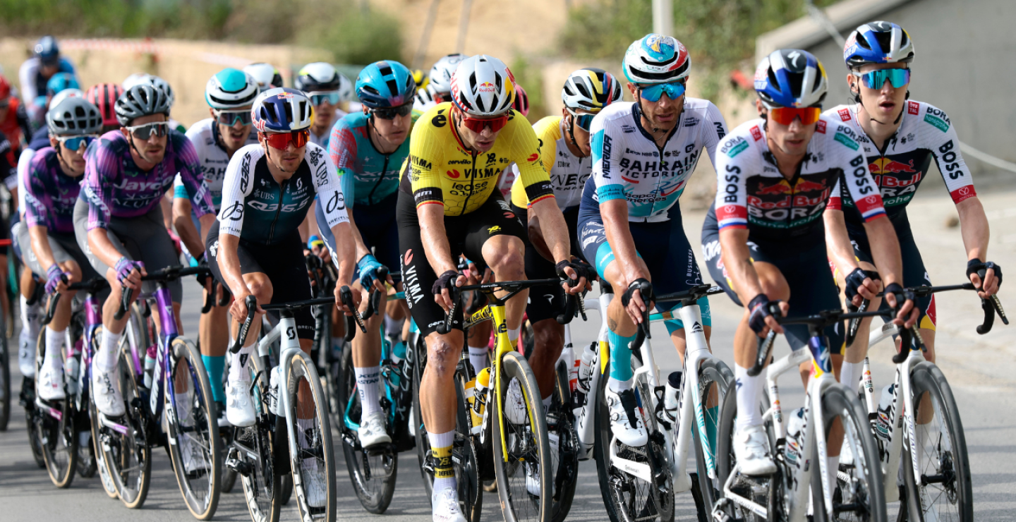 Pelotón del Giro de Italia 2025, durante la etapa 1, entre Durazzo y Tirana