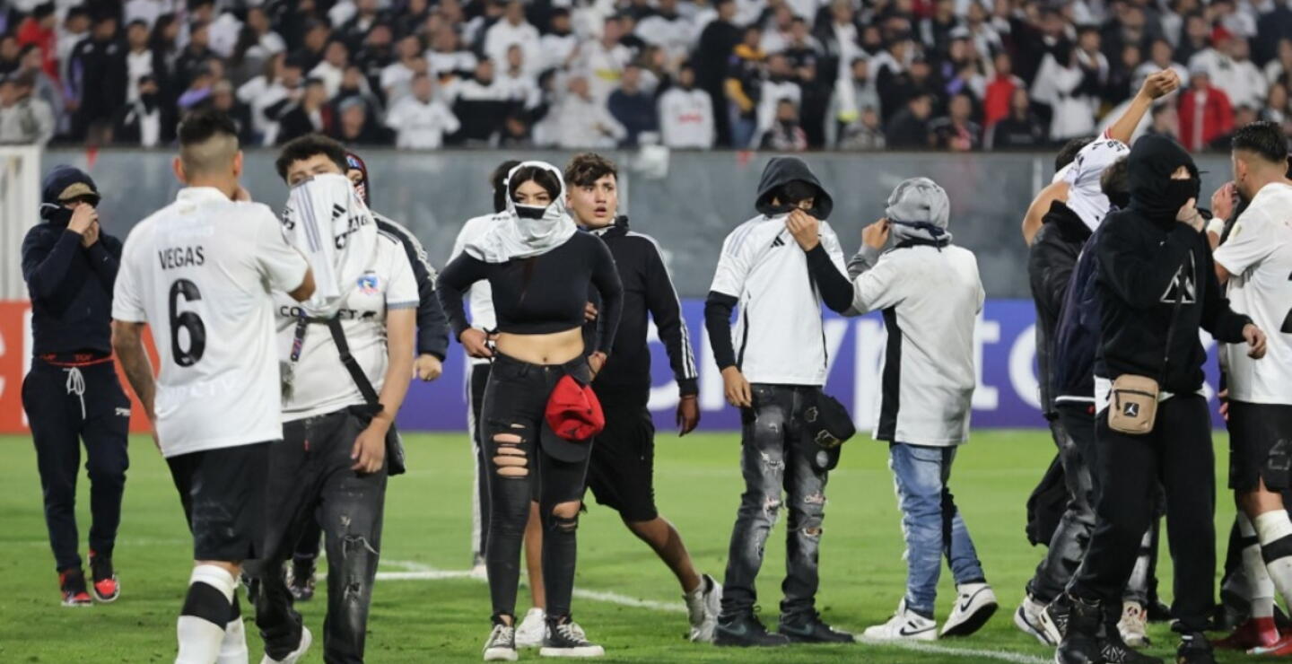 Hinchas de Colo Colo invadieron el campo de juego en el partido contra Fortaleza por Copa Libertadores. 