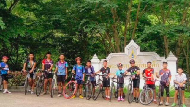 Bicicletas y calzado fueron hallados en cueva donde se refugiaron 12 niños en Tailandia