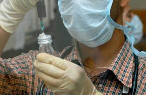334518_BLU Radio // Prueba de meningitis // Foto: AFP