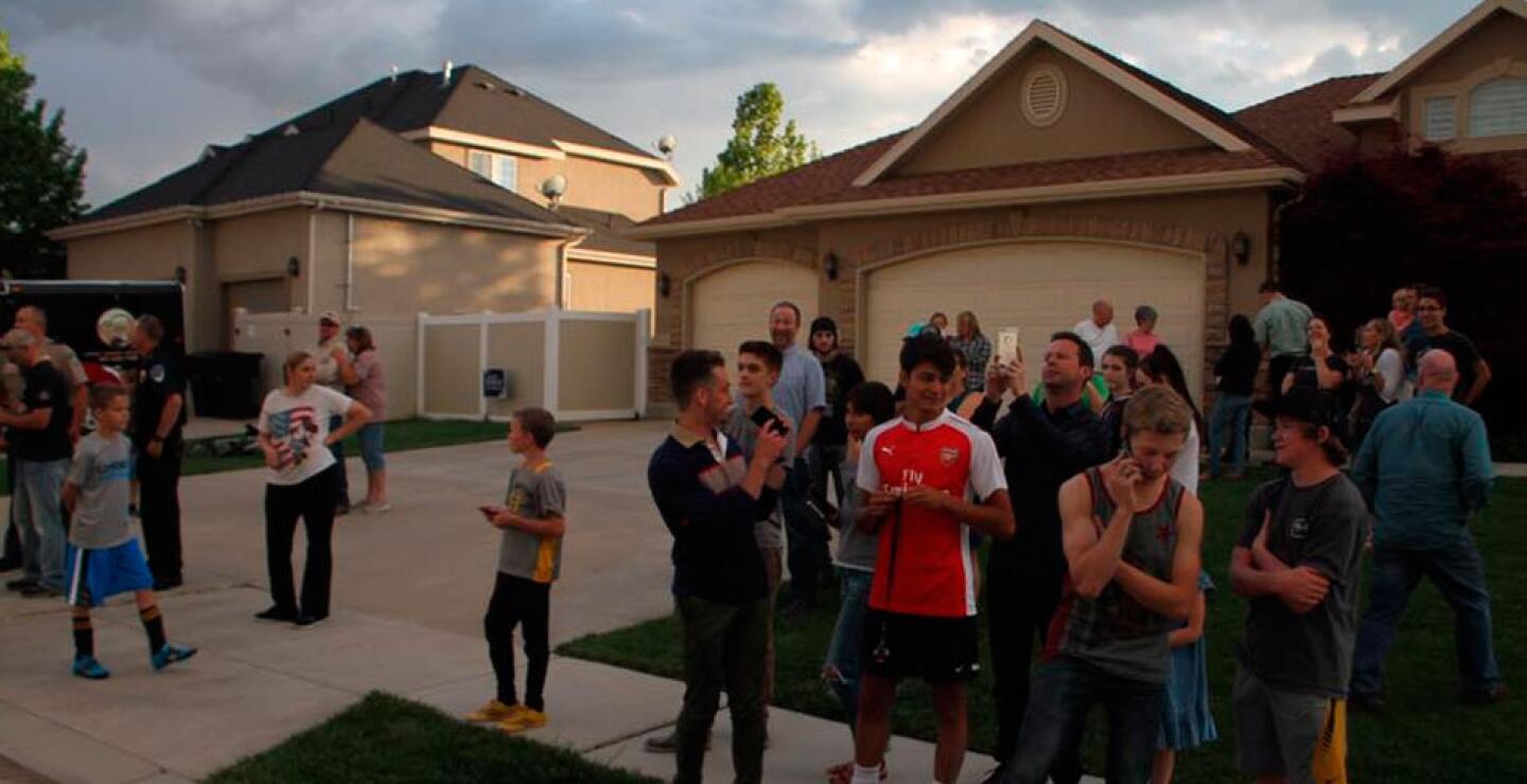 El rumor rápidamente corrió entre los vecinos, que se acercaron al lugar.