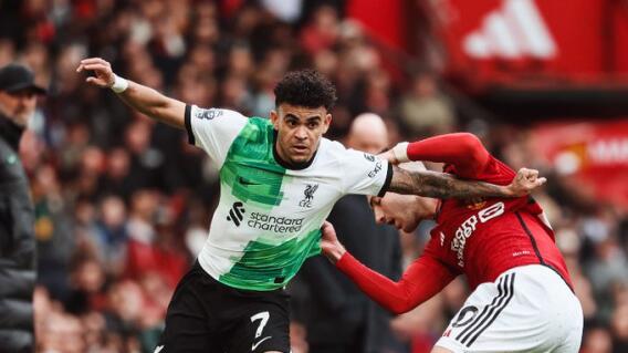 Luis Díaz en acción de juego con Liverpool enfrentando al Manchester United Luis Díaz en acción de juego con Liverpool enfrentando al Manchester United