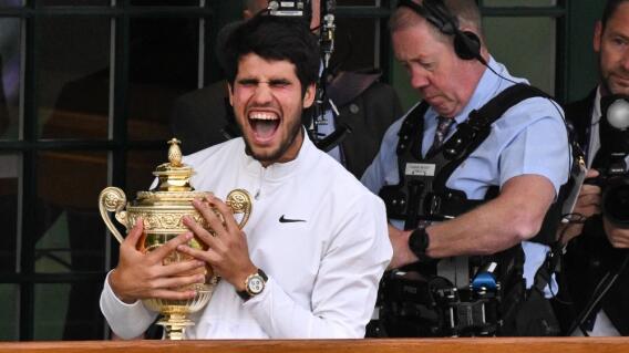 Carlos Alcaraz, tenista español, celebra junto al trofeo del título de Wimbledon Carlos Alcaraz, tenista español, celebra junto al trofeo del título de Wimbledon