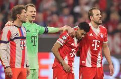 Manuel Neuer junto a Luis Díaz y otros compañeros del Bayern Múnich.