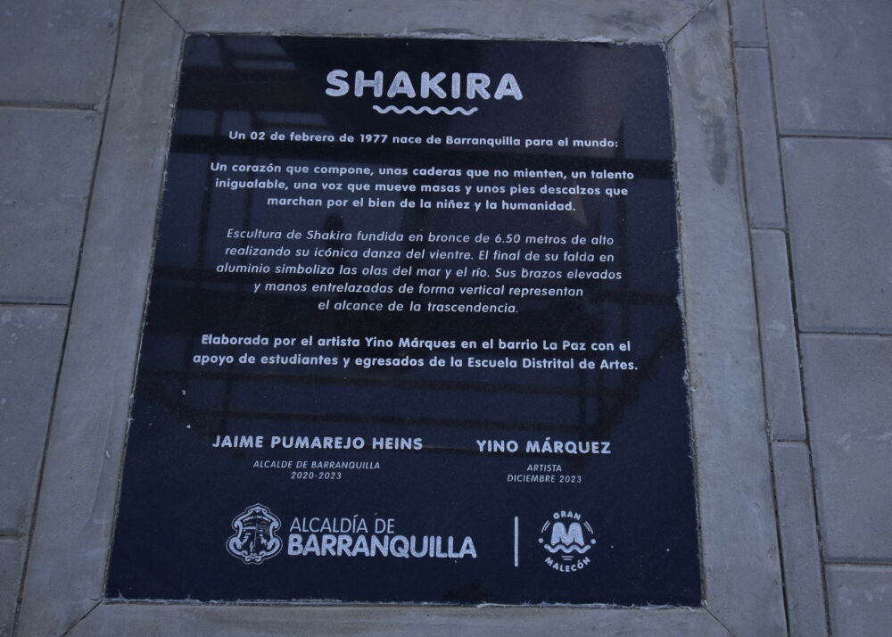 Placa en la estatua de Shakira en Barranquilla Placa en la estatua de Shakira en Barranquilla