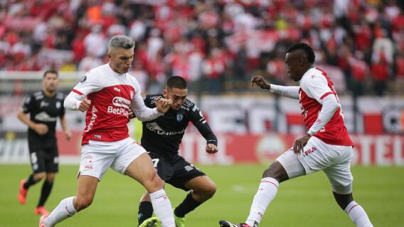 Acción de juego del partido entre Independiente Santa Fe y Deportes Iquique, por Copa Libertadores Acción de juego del partido entre Independiente Santa Fe y Deportes Iquique, por Copa Libertadores