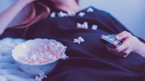 mujer-viendo-television.jpg mujer-viendo-television.jpg