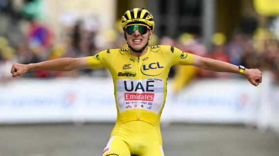 Tadej Pogacar celebra su victoria en la etapa 14 del Tour de Francia, con final en alto y tras pasar por el Tourmalet Tadej Pogacar celebra su victoria en la etapa 14 del Tour de Francia, con final en alto y tras pasar por el Tourmalet