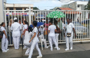 270949_Médicos y enfermeros están apostados en la puerta de ingreso del hospital. Foto: cortesía