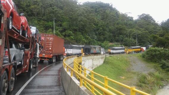 294752_Blu Radio / Un patrullero herido en enfrentamientos de la minga indígena en la vía a Buenaventura. Foto: Cortesía.